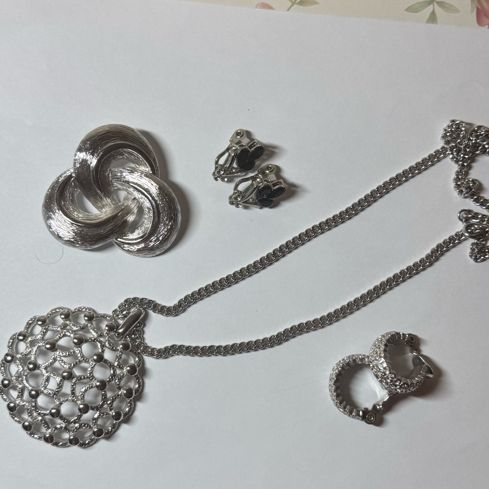 ✨ MONET Vintage Silver Tone Necklace, Brooch & Clip-On Earrings Set